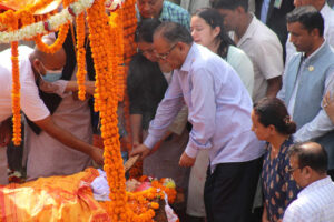 प्रधानमन्त्री प्रचण्डले दिए पत्नी सीतालाई दागबत्ती