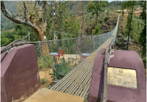 पदमार्गमा झोलुङ्गे पुल निर्माण