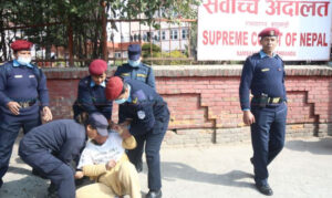 न्यायाधीश गिरीकी पत्नी आरती आज पनि प्रहरी नियन्त्रणमा