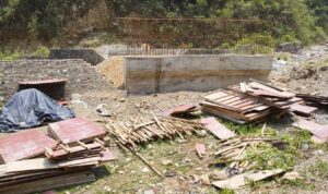 निर्माणाधीन पुलको सामान चोरी भएपछि पुल निर्माण अलपत्र