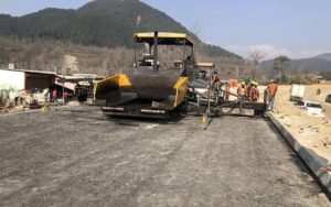 मुग्लिन पोखरा सडक : पश्चिम खण्डमा ‘अस्फाल्ट प्रविधि’द्वारा कालोपत्र सुरु