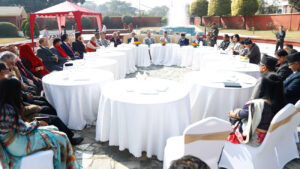 शीतल निवासको आगनमा नेताहरूकाे जमघट (फाेटाेफिचर)