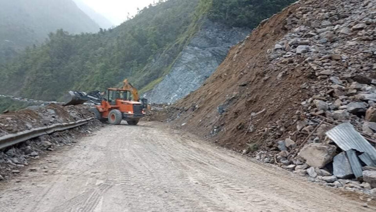 नारायणगढ–मुग्लिन सडकको नाम्सी पुलमा पहिरो, यातायात सेवा प्रभावित
