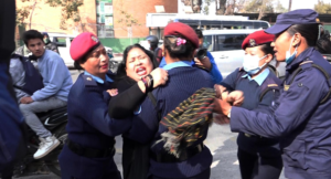 सर्वोच्च पुगेकी न्यायाधीश गिरीकी पत्नी आरती फेरि पक्राउ