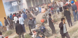 बरहथवामा कर्फ्युको उल्लंघन गर्दै स्थानीयवासीको प्रदर्शन