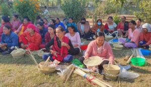 आफ्नो परम्परागत हस्तकला सामग्री बनाउन जुटे थारु महिला