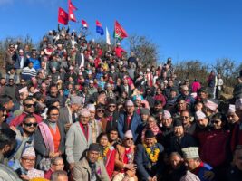 प्रधानमन्त्रीलाई मध्य पहाडका समस्या बुझाउँदै एमाले