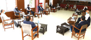 प्रतिवेदन माथि केन्द्रिय सदस्यहरुले धारणा राख्दै