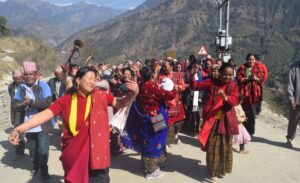 बादीकाको भिरमा सडक ढलान भएपछि …