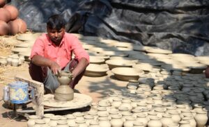 माटोमा शिल्प भरेर चलेको वीरपालको जीविका