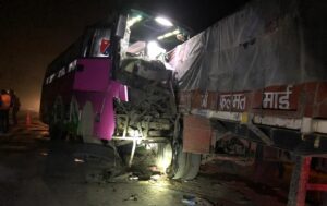 रोकिराखेको ट्रकसँग बस ठोक्किदा २० जना घाइते