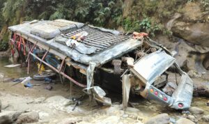 दुर्घटनाका घाइते भन्छन् : पहाडमा ठोक्किएको बस उछिट्टिएर खोलामा खस्यो