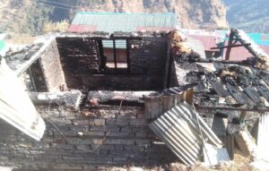 अँगेनोको आगोले घर खरानी