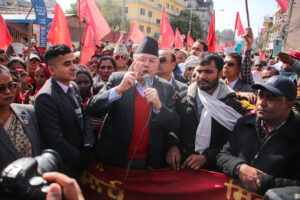 मिटरब्याज पीडितहरूको आन्दोलनमा ऐक्यबद्धता जनाउँदै पूर्वप्रधानमन्त्री खनाल