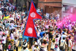 वसन्तपुरमा होलीको रौनक, विदेशी पर्यटक पनि सहभागी (तस्वीरहरू)