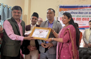 साहित्यकार डा लम्साललाई क्षेत्रप्रताप साहित्य पुरस्कार प्रदान