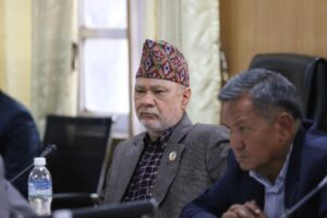 समिति सभापति खतिवडाको बैठक राख्ने तरिकाप्रति गुरुङको आपत्ति:‘पूर्वतिर हेरेर पश्चिम हान्ने काम नगराैँ’