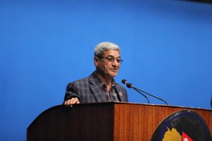 रमेश लेखकको प्रश्न : प्रधानमन्त्रीले लात्ताले हान्छु भन्न मिल्छ ?