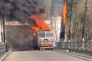 प्राविधिक टोलीद्वारा क्षतिग्रस्त कर्णाली पुलको प्रारम्भिक अध्ययन