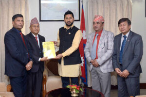 जाँचबुझ आयोगले गृहमन्त्री लामिछानेलाई बुझायो सुन तस्करीसम्बन्धी प्रतिवेदन