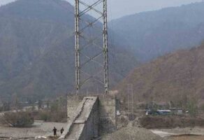 निर्माणको क्रममा ढलेको बाईटार–चिपटार पुलको ‘टावर’ ठड्याइयो