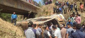 दाङबाट रुकुमतर्फ जाँदै गरेको बस सल्यानमा दुर्घटना