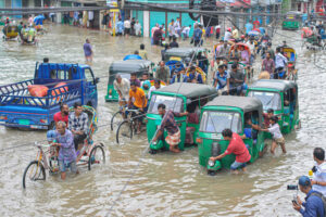 वर्षा र बाढीका कारण ३३० भन्दा बढी व्यक्तिको मृत्यु