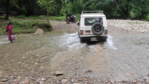अरुणको सतिघाटमा पक्की पुल नहुँदा सास्ती