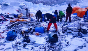 सफा हिमाल अभियान : सेनाले दुई शव र आठ हजार किलो फोहाेर उठायो