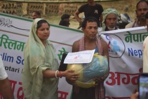 आगलागीबाट घर नष्ट भएका चिम्टीका अग्निपीडितलाई राहत