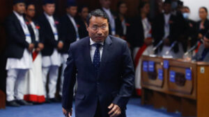 सत्तापक्षीय सांसदको सहयोगमा रोस्ट्रम पुगेर अर्थमन्त्रीले पेश गरे आर्थिक सर्वेक्षण