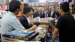 जापानी परराष्ट्रमन्त्री योकोको रोजाइमा नेपाली लेखकका पुस्तक