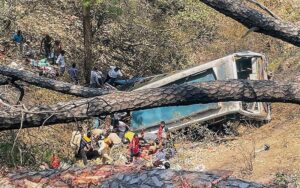 तीर्थयात्री बोकेको बस दुर्घटना हुँदा २२ जनाको मृत्यु