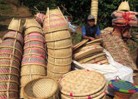 स्थानीय उत्पादन बेच्न छ घण्टा पैदलयात्रा