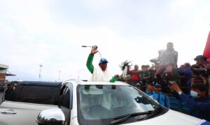 ३० पटक सगरमाथा आरोहण गरेका कामीरितालाई विमानस्थलमा भव्य स्वागत (तस्वीरहरू)