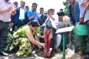 मदन भण्डारी जयन्तीमा ओलीले गरे वृक्षरोपण (तस्वीरहरू)