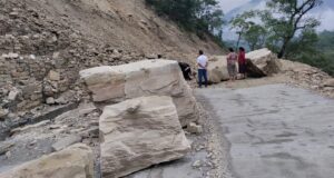 पहिरोका कारण बेँसीसहर–चामे सडक अवरुद्ध