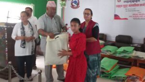 अभिभावकविहीन बालबालिकालाई कपडा वितरण