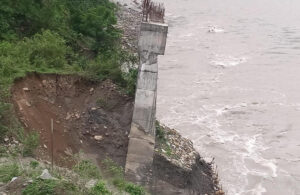 धाप्लाङघाटमा निर्माणाधीन पक्की पुलको खम्बा बाङ्गियो