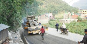 म्याग्दीका ग्रामीण सडक धमाधम कालोपत्र हुँदै