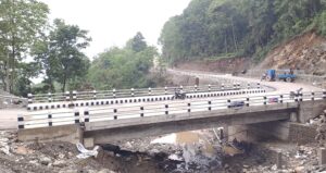 दिक्तेल–चखेवाभञ्ज्याङ सडकखण्डमा महिना दिनअघि नै दुई पुल निर्माण