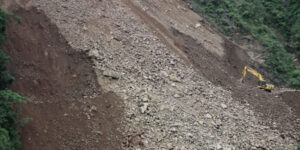 पहिरोले कोदारी राजमार्ग अवरुद्धः छ सय ‘कन्टेनर’ सीमापारि