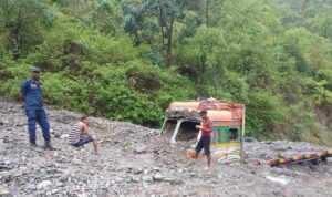 पहिरोले मध्यपहाडी लोकमार्ग अवरुद्ध