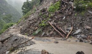 पहिरोले म्याग्दीका प्रमुख सडक अवरुद्ध : झरीले पहिरो पन्छाउन समस्या