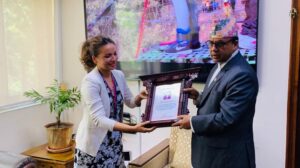 विमान परिचारिकाले बुझाए पर्यटनमन्त्रीलाई सुझावपत्र