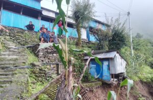 धादिङको किचेतमा पहिरोले गाउँ नै जोखिममा, स्थानीय त्रसित