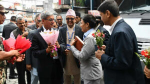 अध्यागमनका कर्मचारीलाई गृहमन्त्रीले भने– अलि ‘स्मार्ट’ र ‘स्माइलिङ’ हुनुपर्‍यो