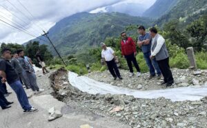 सडक भासिएपछि सिङ्गो बस्ती जोखिममा