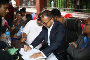 फुटपाथ बिस्तारको विरोधमा न्युरोडको सडकबाटै सेवा दिँदै २२ नम्बर वडा