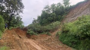 पहिरोले गोरखा–आँबुखैरेनी सडक अवरुद्ध